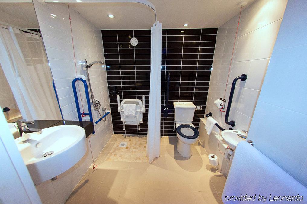 Holiday Inn Express Liverpool Hoylake, An Ihg Hotel Bagian luar foto
